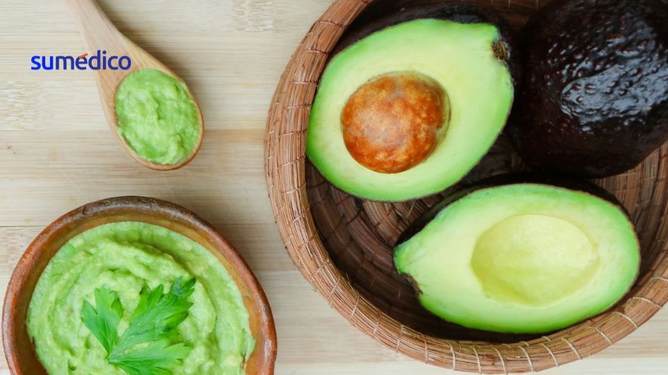 El aguacate es una fuente de grasas saludables, pero debes comerlo con moderación.