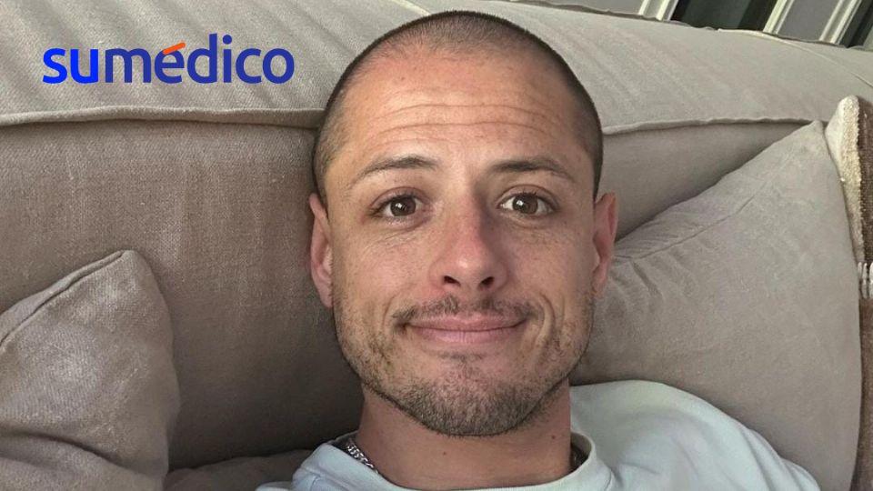 Chicharito se rapó por un problema de salud.