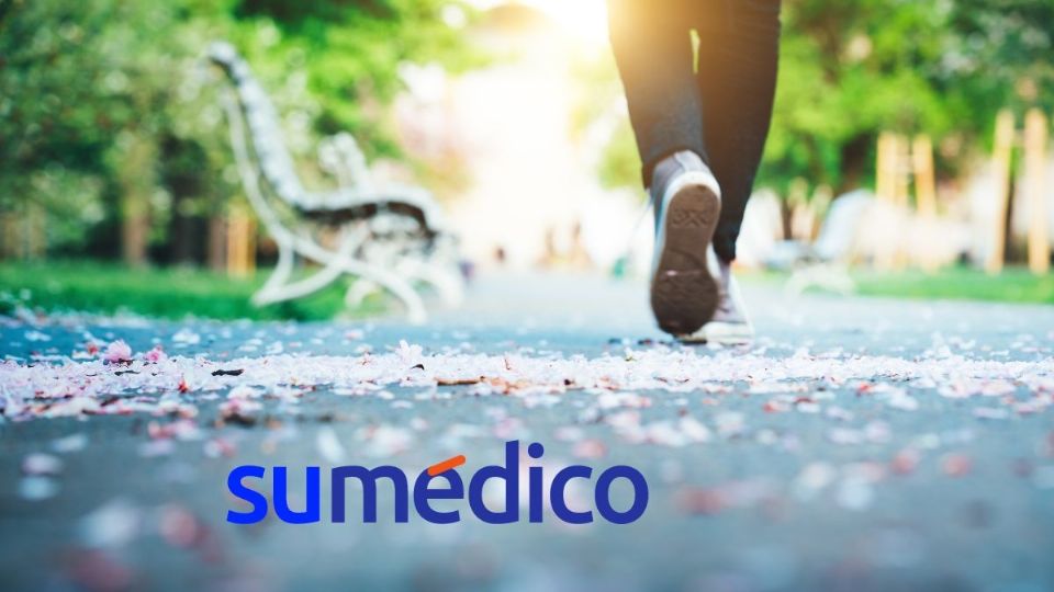 Caminar puede beneficiar a la salud mental.