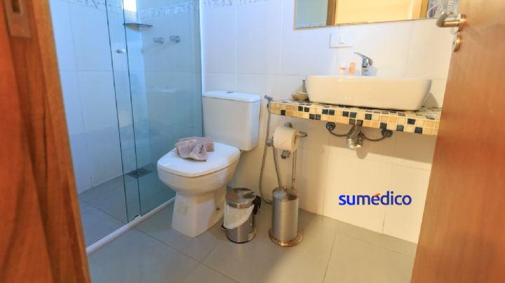 Así puedes eliminar el sarro de tu baño con papel aluminio