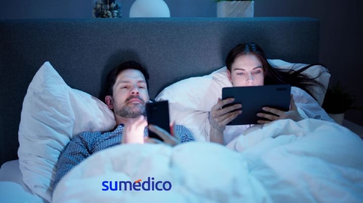 ¿Ver el celular durante la noche impide que puedas dormir?