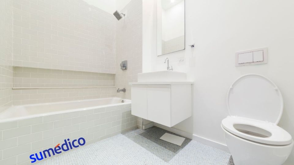 El baño puede ser el sitio ideal para que los gérmenes crezcan debido a los altos niveles de humedad que se presentan.