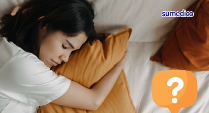 El significado psicológico de dormir abrazando una almohada