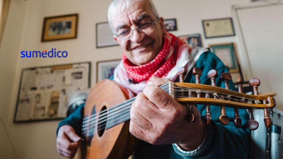 Los adultos mayores tienen beneficios en el cerebro si tocan algún instrumento musical