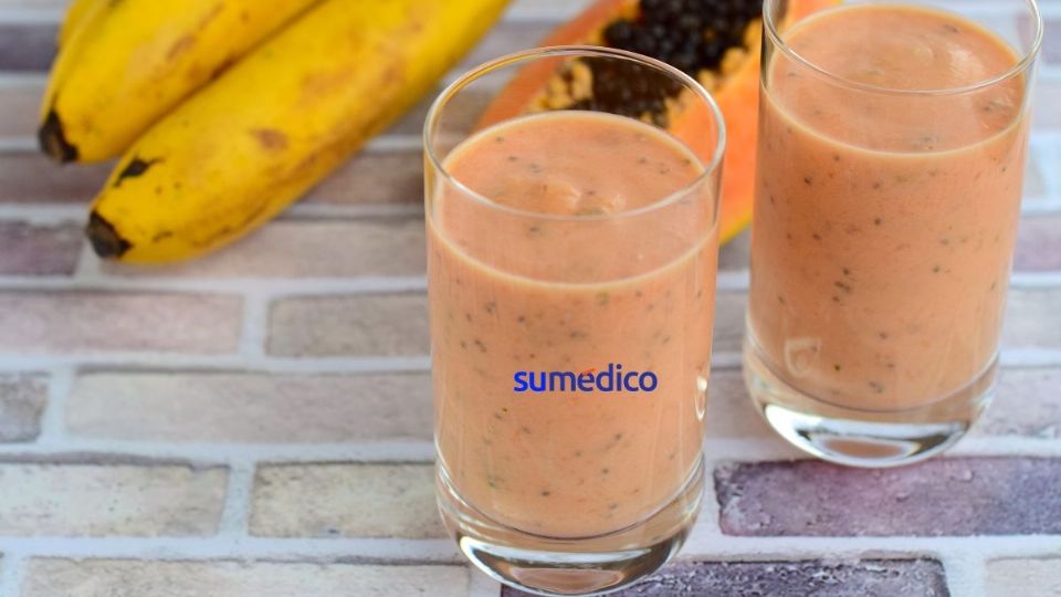 Descubre los beneficios de cenar licuado de plátano con papaya