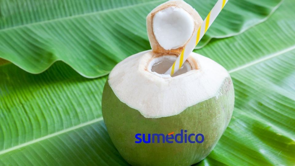 El agua de coco aporta diferentes beneficios para la salud