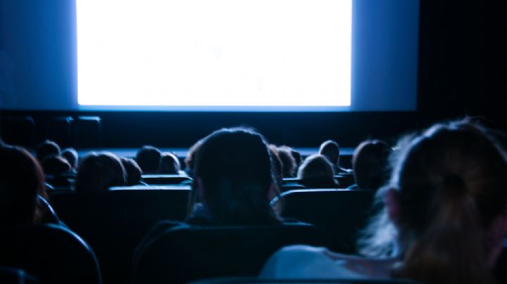 ¿Qué es la audiodescripción que deberán tener en los cines para personas con discapacidad?