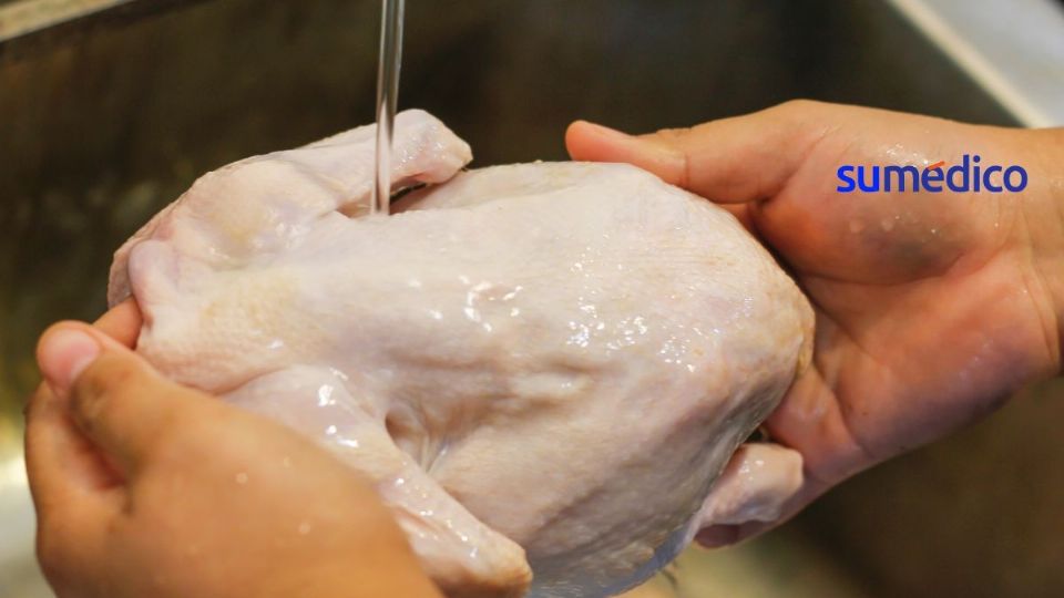 Descubre por qué no debes lavar el pollo después de comprarlo