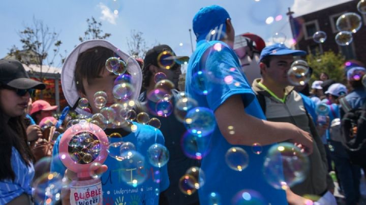 'Nos dimos cuenta de que Santi tenía autismo cuando dejó de hablar, estaba irritable y se autoagredía'