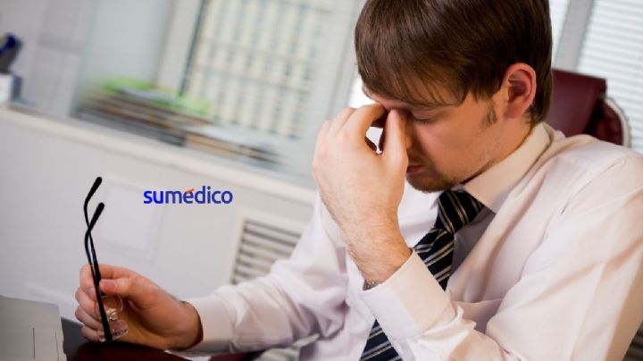 ¿Entras a trabajar antes de las 9 y sales después de las 5? Así afecta a tu salud