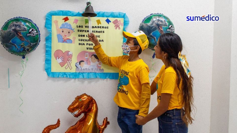 Después de tres años de tratamiento, Maxi pudo tocar la emblemática “campana de la vida”.