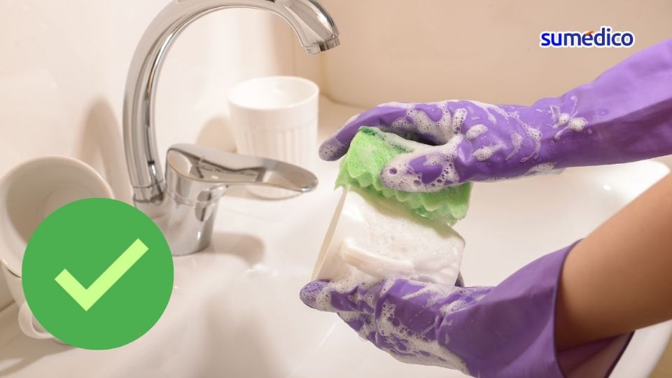 El lavabo del baño puede acumular mucha suciedad, bacterias y mal olor.