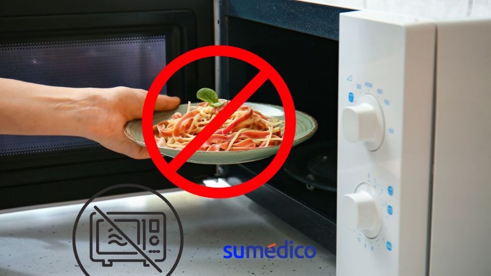 Descubre los alimentos que no debes meter al microondas