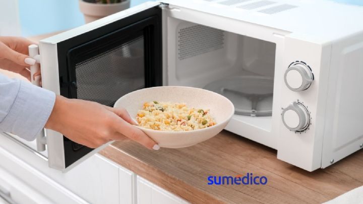 ¿Cómo calentar la comida en el microondas sin que quede seca?