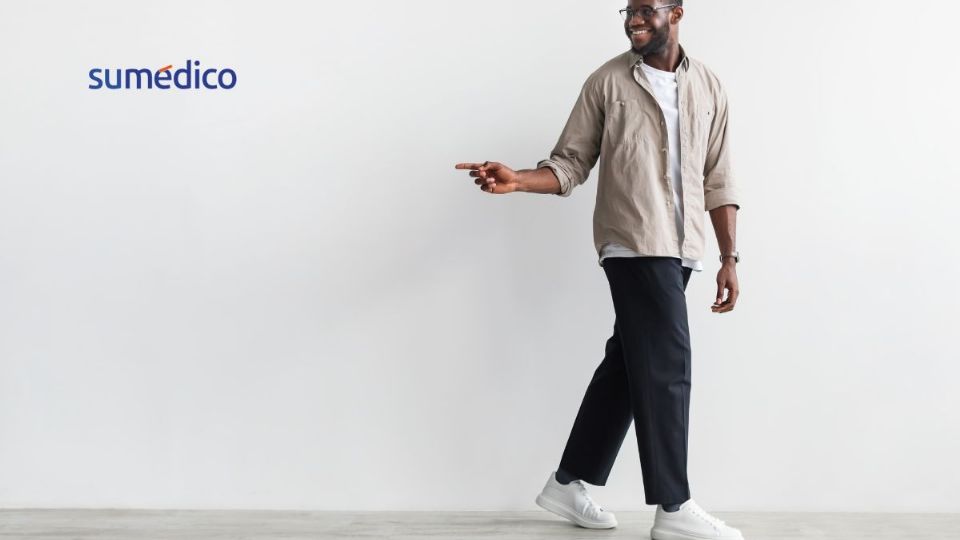 Caminar hacia atrás tiene beneficios para la salud