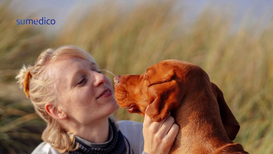 Un cariño común es besar a tu perro, pero ¿es sano?