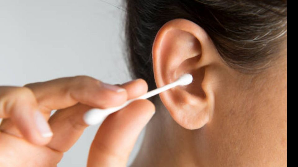 A la mayoría de las personas, la limpieza de oídos nos puede parecer una tarea sencilla, pero en realidad es una práctica mucho más compleja