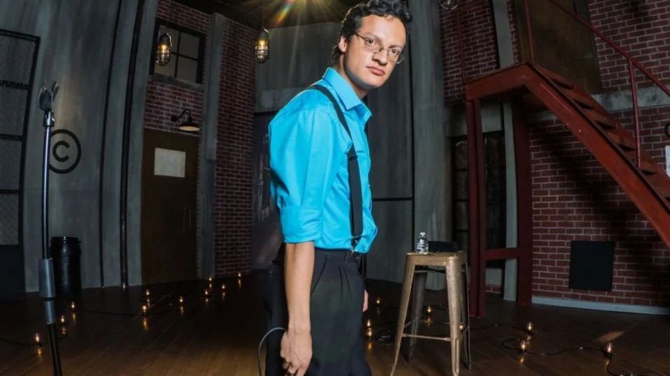 Kike Vázquez o  Kike Bien Parado es psicólogo, activista y standupero mexicano, y nació con parálisis cerebral