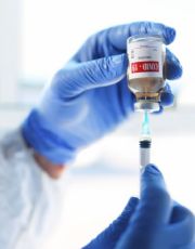 Foto descriptiva de: Vacuna Pfizer contra Covid no se distribuirá a médicos ni hospitales privados