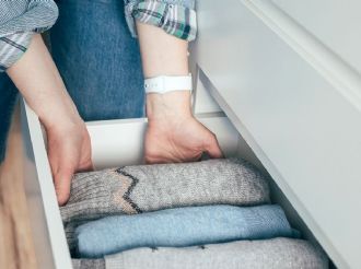 Trucos infalibles para eliminar el olor a guardado de la ropa