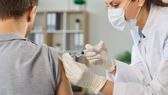 ¿Si tengo una enfermedad crónica como cáncer me puedo vacunar? esto dicen los expertos 