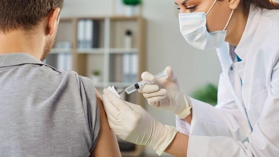 Especialistas destacaron que las vacunas son seguras y sirven, incluso en pacientes con defensas bajas.