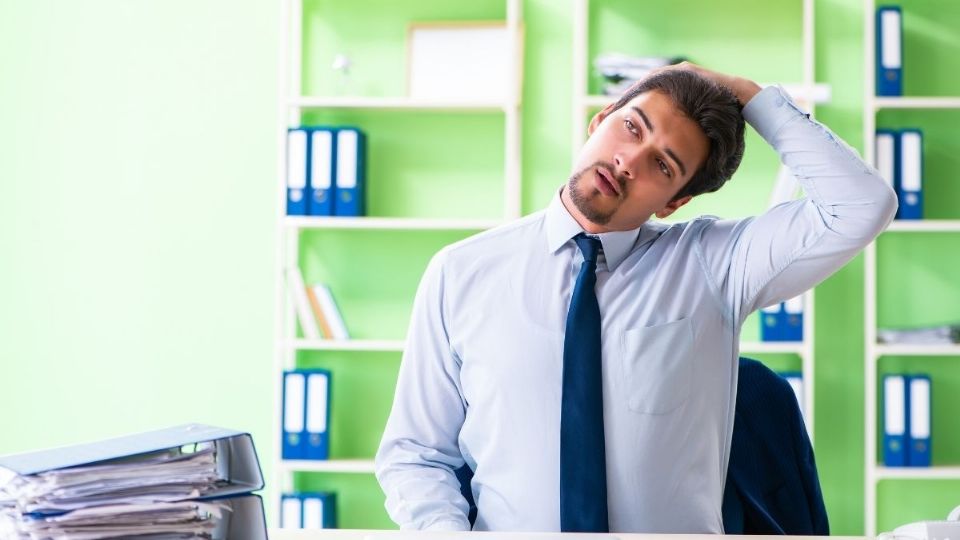 El movimiento breve mejora la oxigenación cerebral, modula la regulación emocional y ayuda a disminuir la sensación de estancamiento cognitivo que aparece tras horas de trabajo.