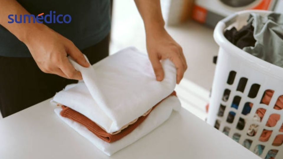 Si lo que quieres en ahorrarte el gasto de tintorería, aquí te decimos cómo hacerle