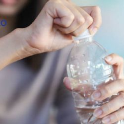 Así debes lavar y desinfectar correctamente tus botellas de agua