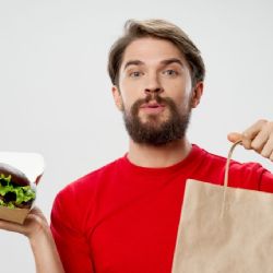 Hombre muere por comer hamburguesa debido a esta extraña causa