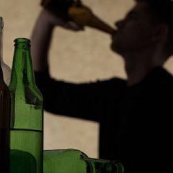 Consumo de alcohol repunta entre universitarios en México, advierten expertos