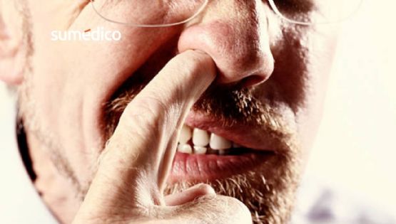 Picarse la nariz podría aumentar el riesgo de Alzheimer, sugiere estudio