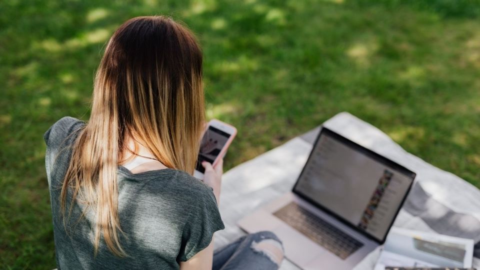 Los expertos en salud mental coinciden en que, aunque la visibilización de temas psicológicos en redes sociales ha ayudado a disminuir el estigma, hay un riesgo real: la línea entre una experiencia emocional normal y un trastorno clínico se difumina peligrosamente.