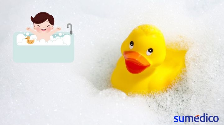 ¿Está bien o mal que los padres se bañen con sus hijos pequeños?