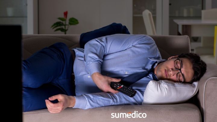 ¿Por qué necesitas tener la TV prendida para poder dormir, según la psicología?