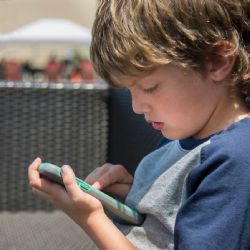 ¿A qué edad se recomienda que un niño tenga celular?