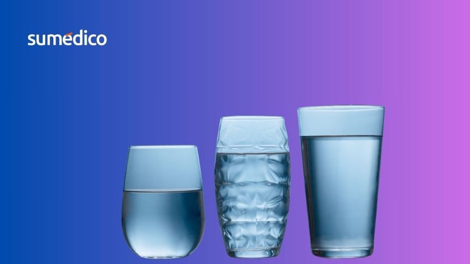 Algunos expertos señalan que el consumo de agua óptimo es de 8 vasos diarios