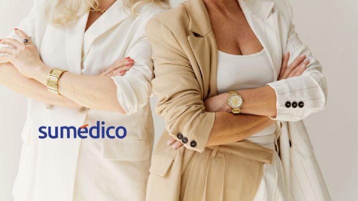 Qué significa que una persona esté con los brazos cruzados mientras le hablas, según la psicología