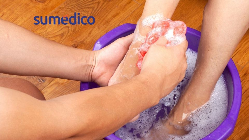 Conoce por qué debes lavarte los pies con agua oxigenada y vinagre
