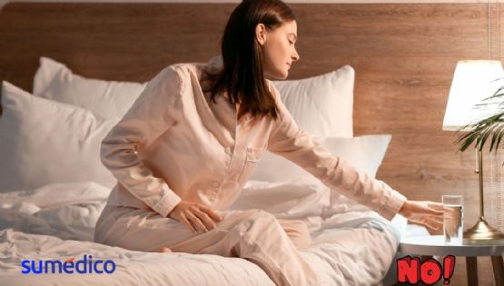 Por qué NO debes dormir con un vaso de agua a lado de tu cama