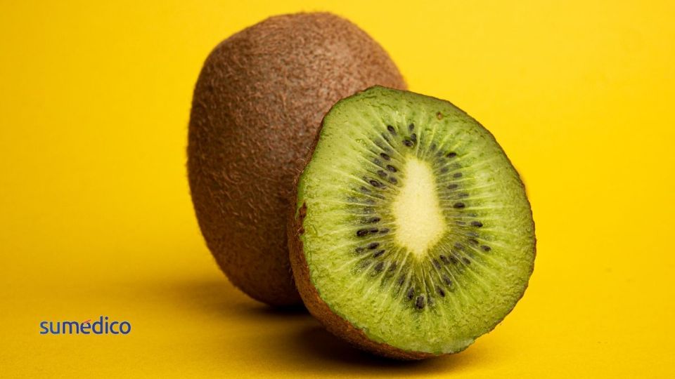 Comer un kiwi diario aporta fibra y buenas cantidades de vitamina C.