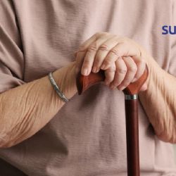 Guía para cuidadores: ¿qué hacer con las caídas en adultos mayores?