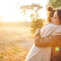 La importancia de los abrazos para la oxitocina y la salud mental