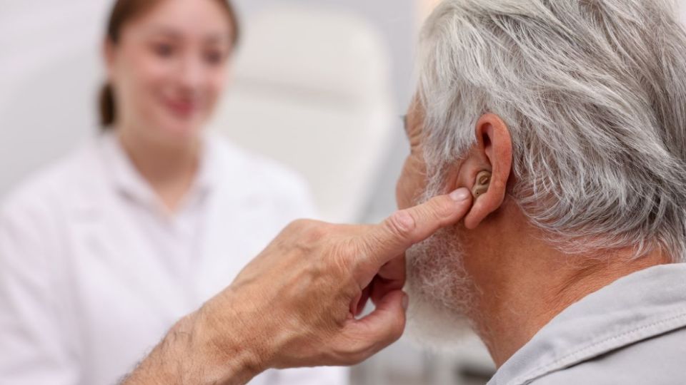 Un estudio publicado en la revista Neurology muestra que las personas que utilizaron auxiliares auditivos presentaron un riesgo significativamente menor de desarrollar demencia en comparación con quienes no los usaron.