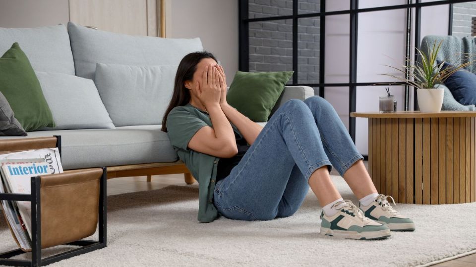 El doctor Peña explica que overthinking es quedar atrapado en un ciclo de análisis excesivo, donde la mente repite escenarios.