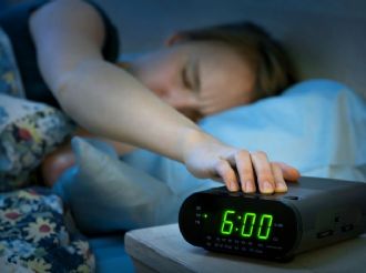 ¿Posponer el despertador ayuda a prevenir un infarto? 