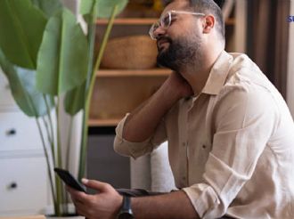 Cuello de texto: lesión por pantallas detrás del dolor crónico