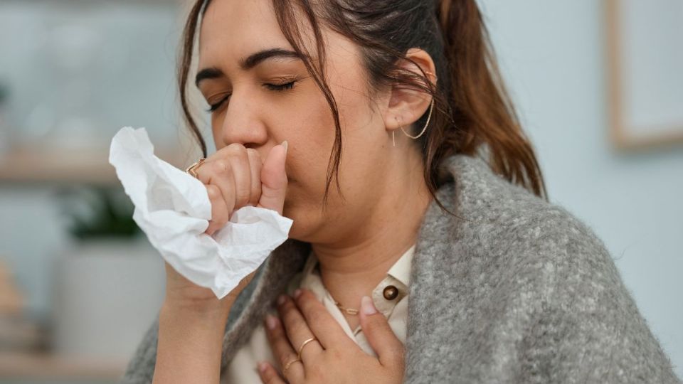 Aunque a menudo se confunde con alergias, efectos del tabaquismo o secuelas de otras enfermedades respiratorias, una tos prolongada requiere supervisión médica para descartar tuberculosis.