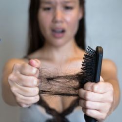 ¿Se te cae mucho el cabello? Estas son algunas prácticas que lo provocan