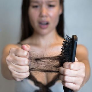 ¿Se te cae mucho el cabello? Estas son algunas prácticas que lo provocan